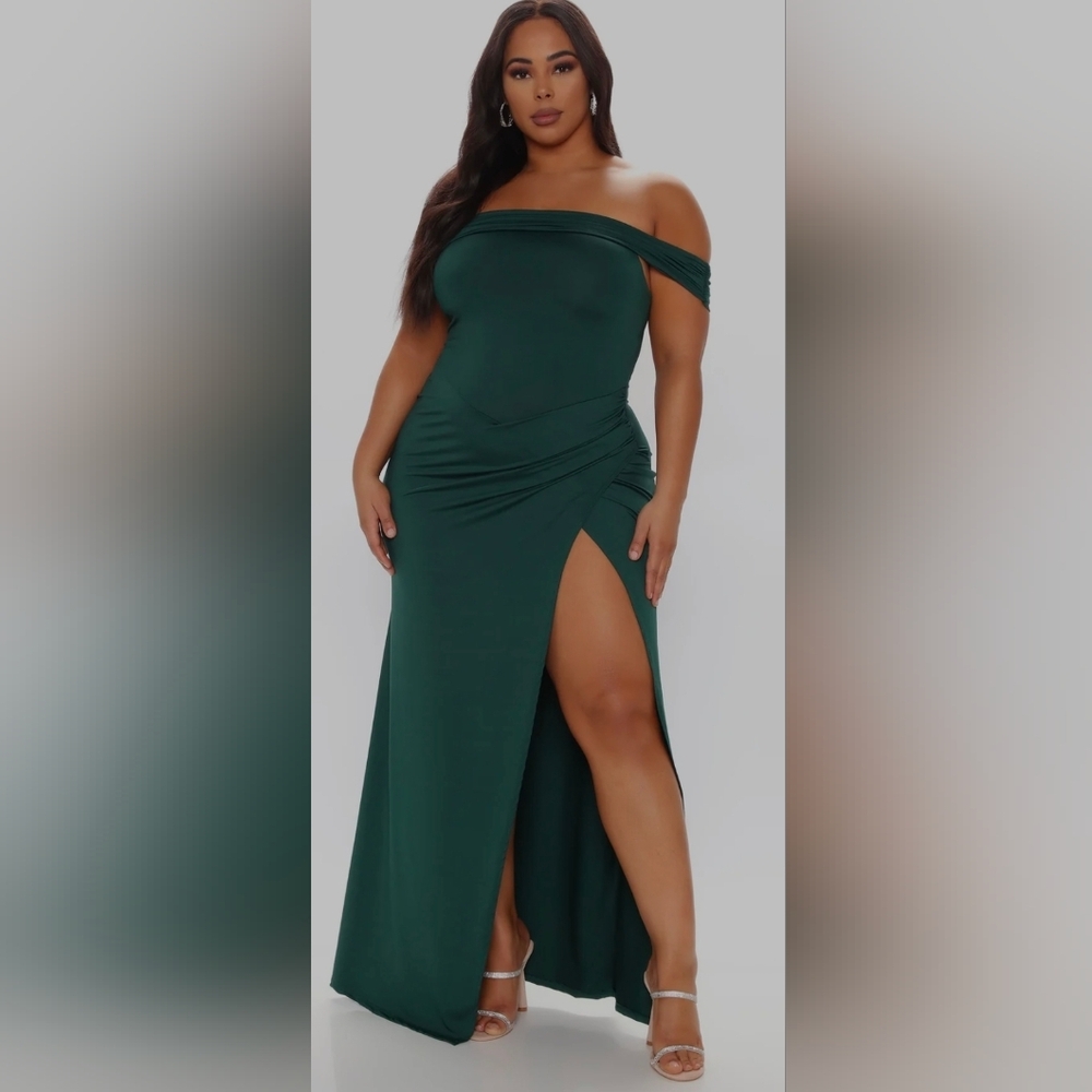NWT - ON MY MIND HUNTER GREEN MAXI FORMAL DRESS (Size 1X)